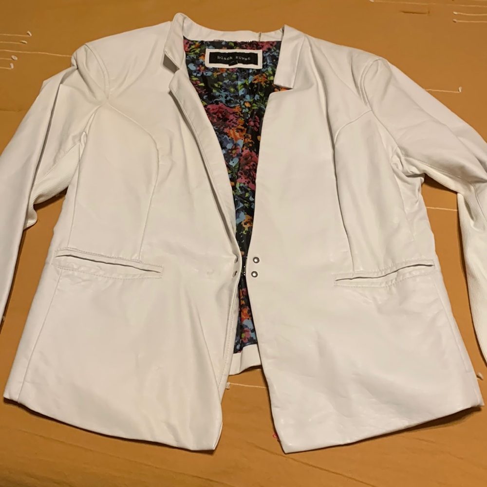Crème leather jacket with snap on front size xl